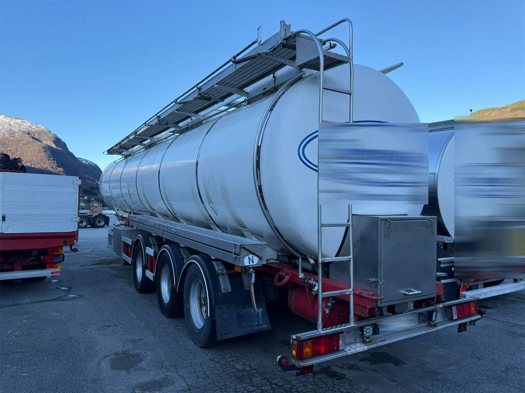 Annet Schrader tank trailer 32 m2 - Tsistern poolhaagis: pilt 4 Annet Schrader tank trailer 32 m2 - Tsistern poolhaagis: pilt 4