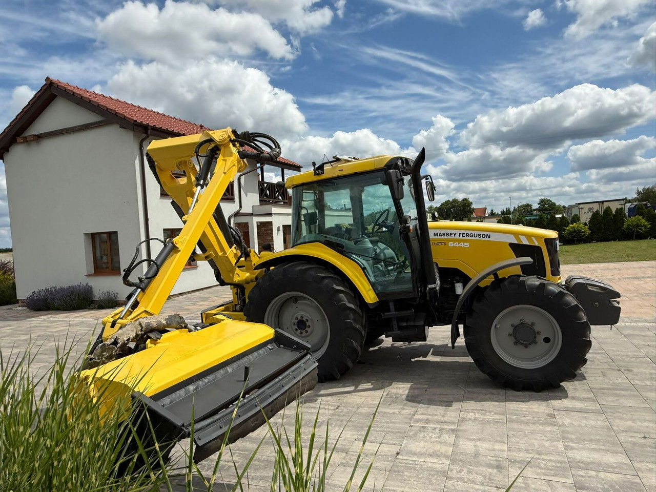 Massey Ferguson 6445 z kosiarką wysięgnikową do poboczy Rousseau T hénor 510 L FI - Traktor: pilt 4 Massey Ferguson 6445 z kosiarką wysięgnikową do poboczy Rousseau T hénor 510 L FI - Traktor: pilt 4