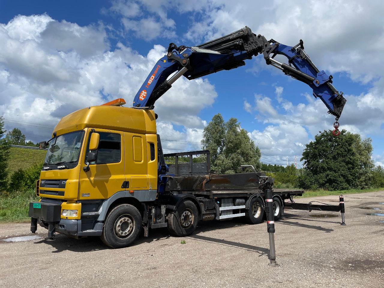DAF CF 85.410 PM 80 crane laadkraan met jib en frontstempels - Kraanaga veoauto: pilt 1 DAF CF 85.410 PM 80 crane laadkraan met jib en frontstempels - Kraanaga veoauto: pilt 1