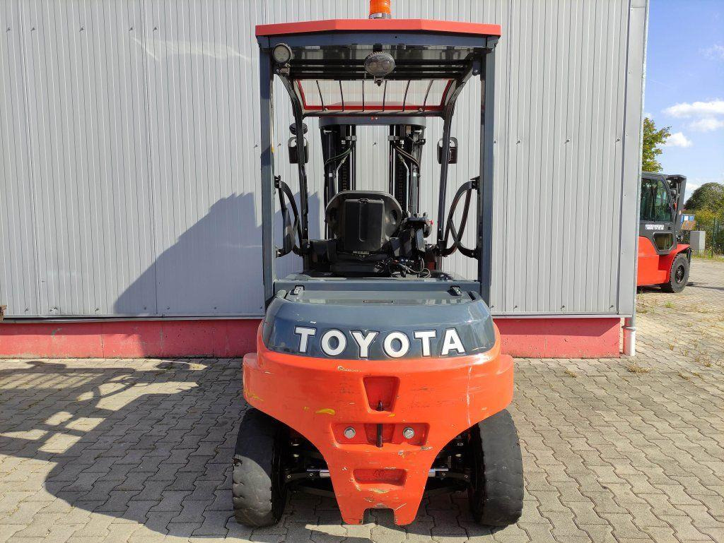 Toyota 8FBMT40 - Elektritõstuk: pilt 4 Toyota 8FBMT40 - Elektritõstuk: pilt 4