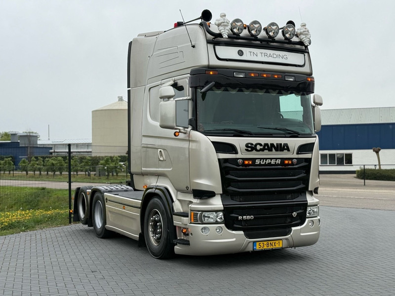 Scania R 580 SHOWTRUCK, VOLLUCHT, VOL SPOILER, RETARDER, SCHUIFSCHOTEL. - Sadulveok: pilt 1 Scania R 580 SHOWTRUCK, VOLLUCHT, VOL SPOILER, RETARDER, SCHUIFSCHOTEL. - Sadulveok: pilt 1
