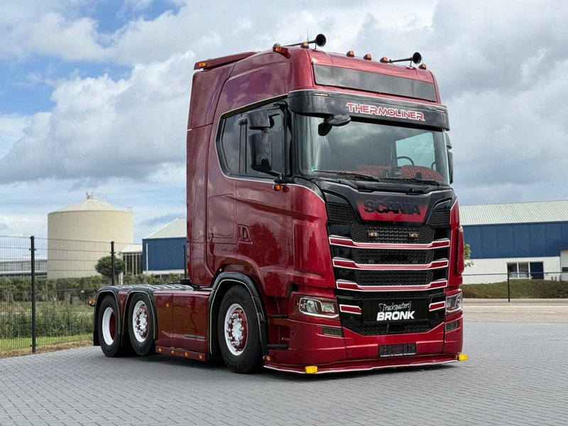 Scania S580 V8 NGS SHOWTRUCK, VOLLUCHT, RETARDER, LEER, GESTUURD. - Sadulveok: pilt 1 Scania S580 V8 NGS SHOWTRUCK, VOLLUCHT, RETARDER, LEER, GESTUURD. - Sadulveok: pilt 1