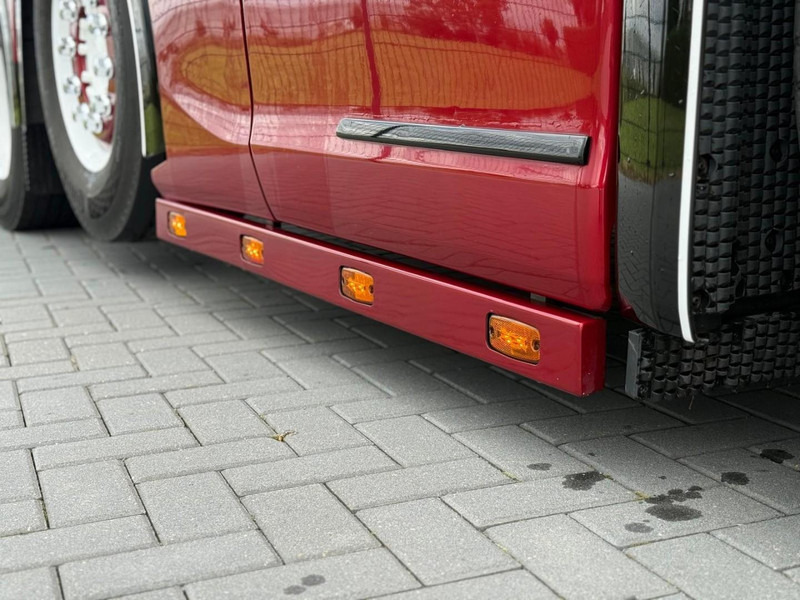 Scania S580 V8 NGS SHOWTRUCK, VOLLUCHT, RETARDER, LEER, GESTUURD. - Sadulveok: pilt 4 Scania S580 V8 NGS SHOWTRUCK, VOLLUCHT, RETARDER, LEER, GESTUURD. - Sadulveok: pilt 4