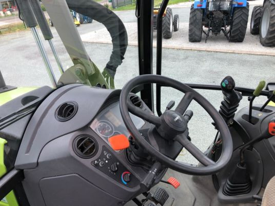 Claas AXOS 320 CX tracteur + chargeur Mailleux MX T408 - Traktor: pilt 4 Claas AXOS 320 CX tracteur + chargeur Mailleux MX T408 - Traktor: pilt 4