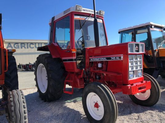 International 745 XL Tracteur à 15 000 € - Traktor: pilt 1 International 745 XL Tracteur à 15 000 € - Traktor: pilt 1