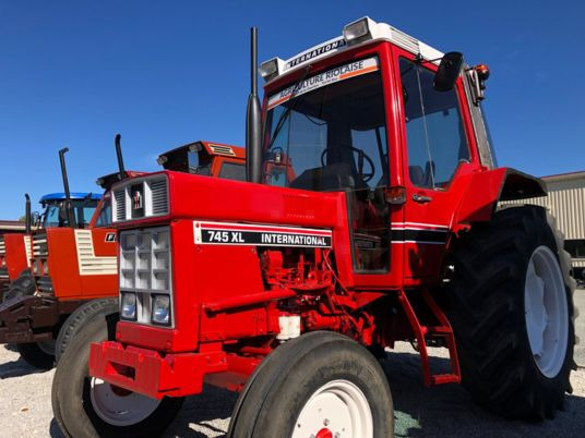 International 745 XL Tracteur à 15 000 € - Traktor: pilt 2 International 745 XL Tracteur à 15 000 € - Traktor: pilt 2