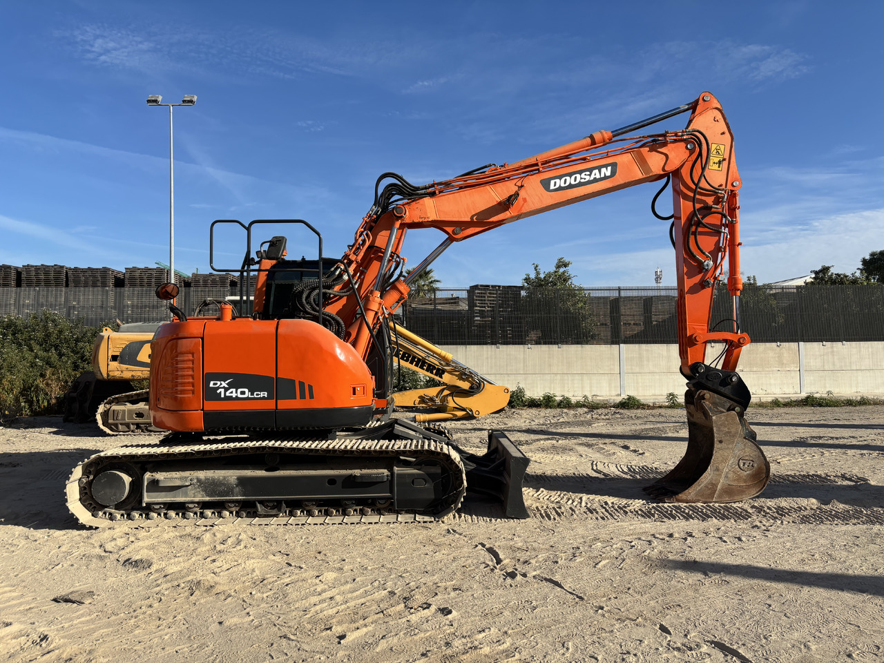 Lintekskavaator DOOSAN DX140-3: pilt 6