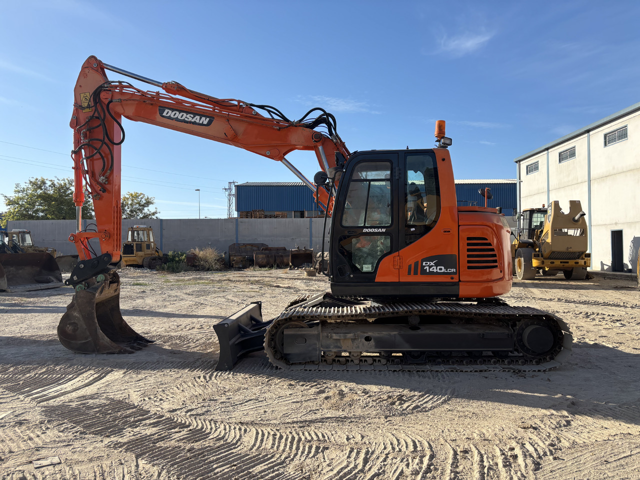 DOOSAN DX140-3 - Lintekskavaator: pilt 2 DOOSAN DX140-3 - Lintekskavaator: pilt 2