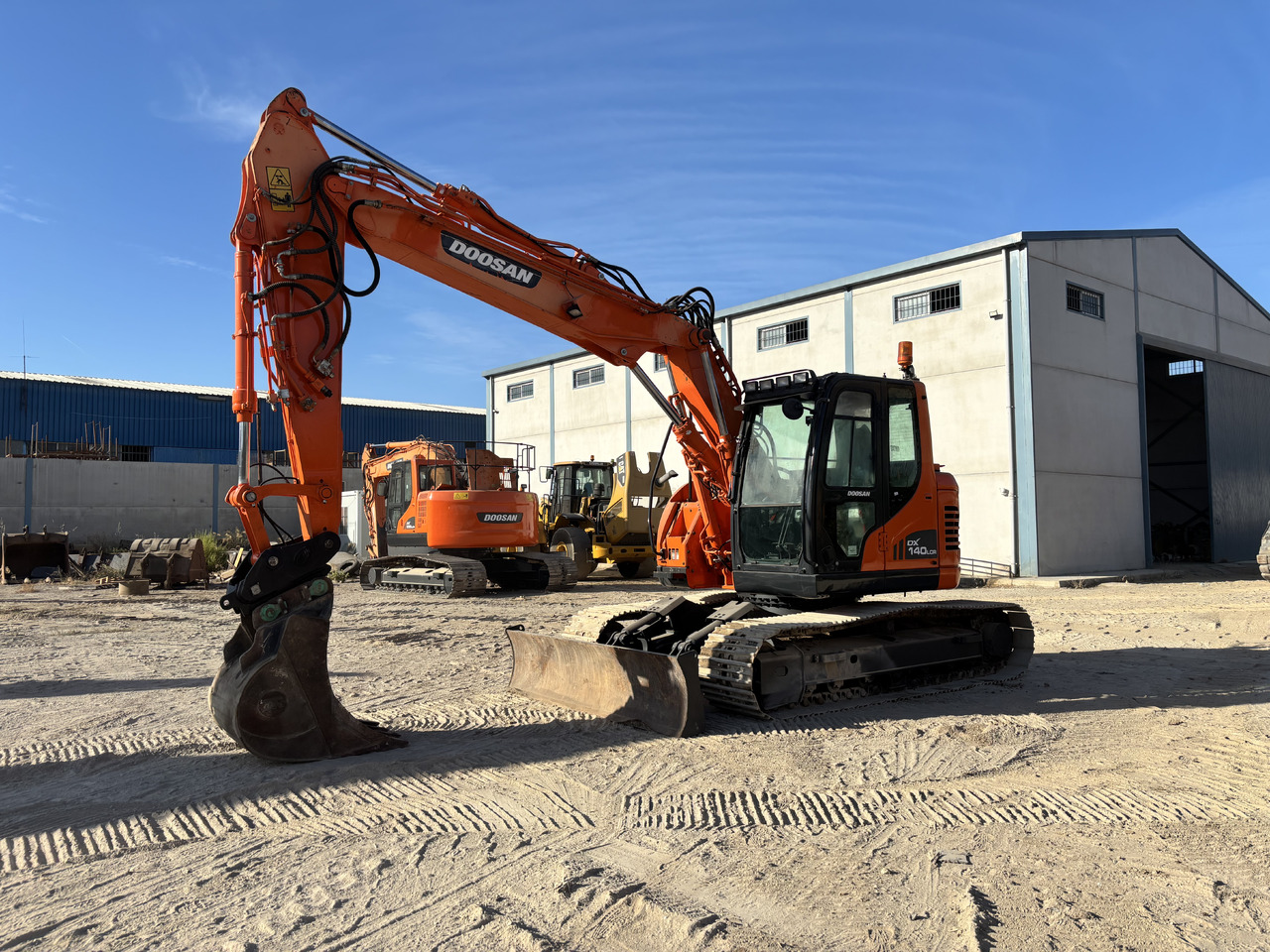 DOOSAN DX140-3 - Lintekskavaator: pilt 1 DOOSAN DX140-3 - Lintekskavaator: pilt 1