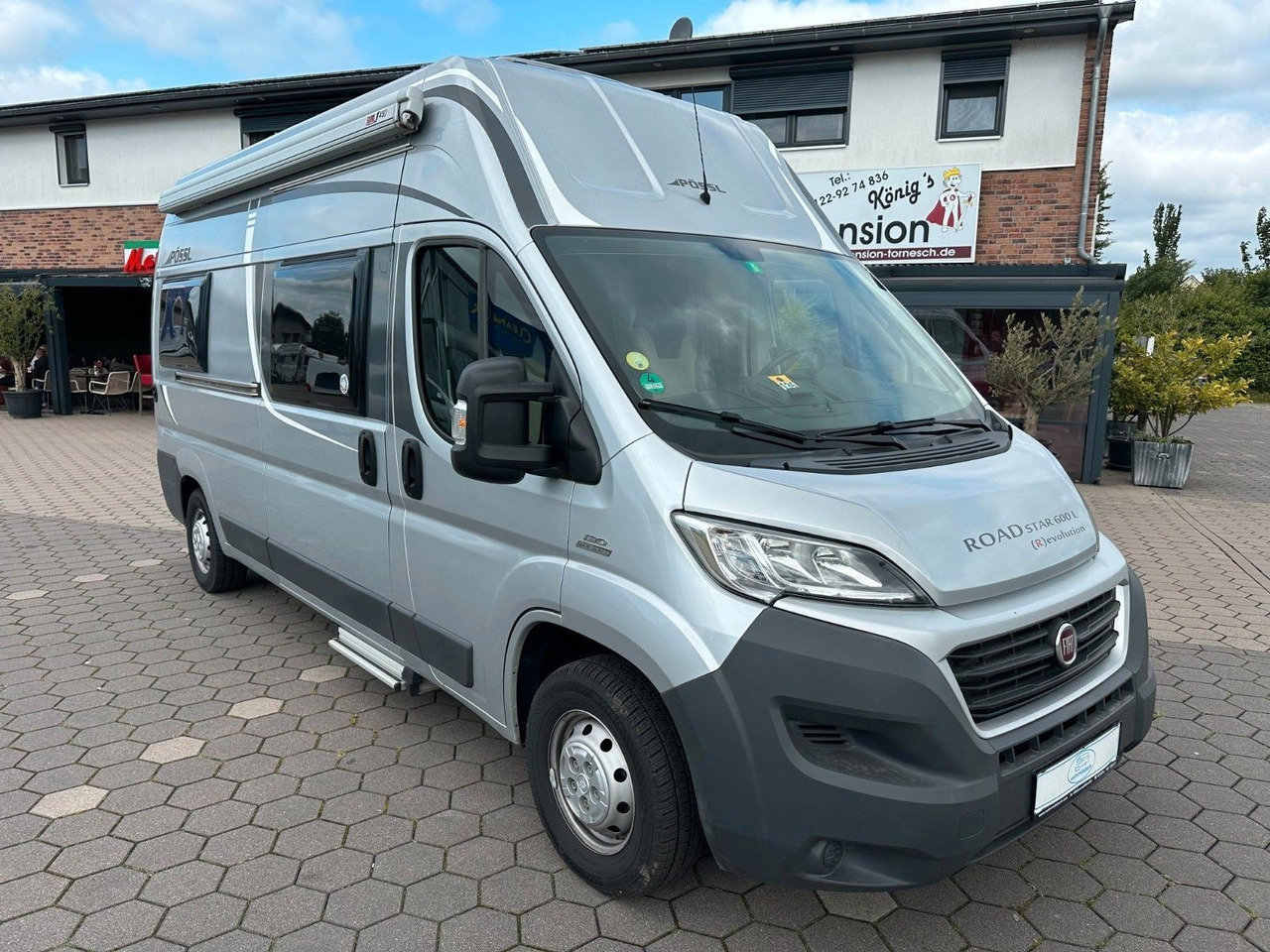 Pössl Roadstar 600 L Revolution/Festbett+Hubbett/TOP - Campervan: pilt 1 Pössl Roadstar 600 L Revolution/Festbett+Hubbett/TOP - Campervan: pilt 1