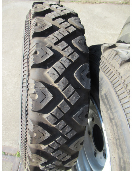 Land Rover Defender 7.50R16 2 x Velg ( staal ) + Band - Komplektne ratas - Auto: pilt 2 Land Rover Defender 7.50R16 2 x Velg ( staal ) + Band - Komplektne ratas - Auto: pilt 2