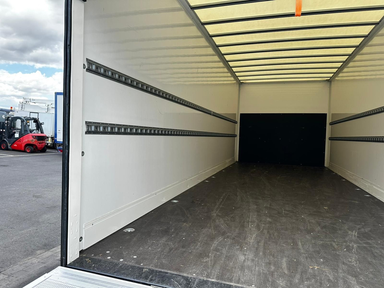 MAN TGL 12.250 /Ladebordwand/Automatik/Ahk - Kasti veoauto: pilt 4 MAN TGL 12.250 /Ladebordwand/Automatik/Ahk - Kasti veoauto: pilt 4