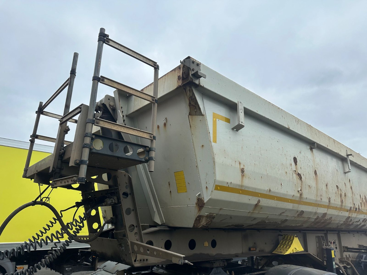 Schmitz Cargobull SKI 18 SL-7.2 SR /2-Achs Muldenkipper/tüv 01/26 - Kallur-poolhaagis: pilt 4 Schmitz Cargobull SKI 18 SL-7.2 SR /2-Achs Muldenkipper/tüv 01/26 - Kallur-poolhaagis: pilt 4