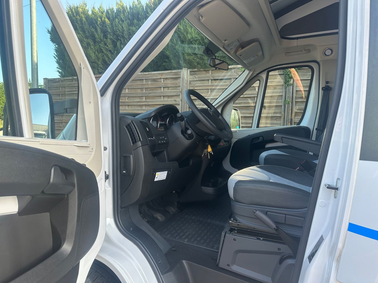 Sun Living S 75 SL XTRA Hubbett/Solar/Panorama/Markise - Poolintegreeritud matkaauto: pilt 5 Sun Living S 75 SL XTRA Hubbett/Solar/Panorama/Markise - Poolintegreeritud matkaauto: pilt 5