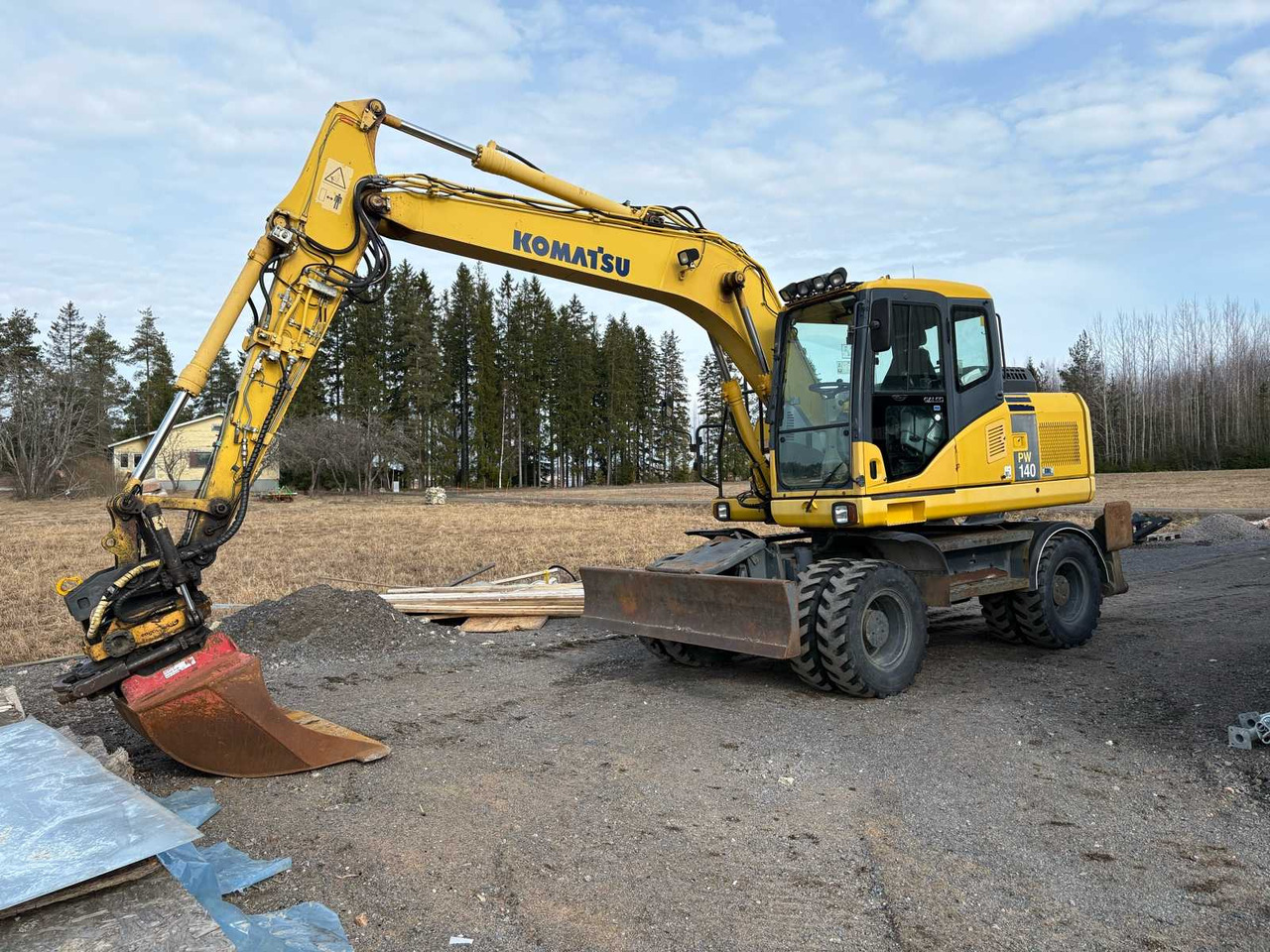 Wheel excavator Komatsu PW140-7 - Ratastel ekskavaator: pilt 1 Wheel excavator Komatsu PW140-7 - Ratastel ekskavaator: pilt 1