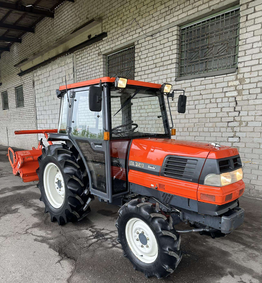 Kubota 320 - Traktor: pilt 1 Kubota 320 - Traktor: pilt 1