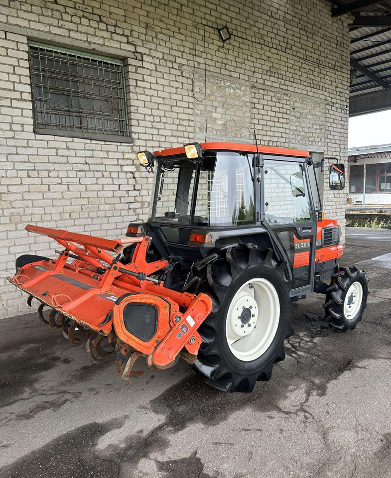 Kubota 320 - Traktor: pilt 4 Kubota 320 - Traktor: pilt 4