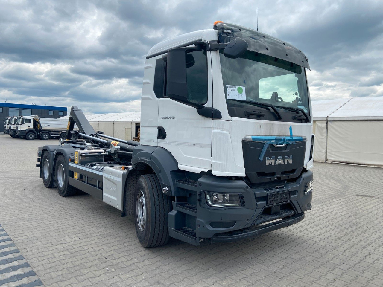 MAN TGS 26.440 6x4 Abrollkipper HYVA 20-60-S - Konkstõstukiga veoauto: pilt 1 MAN TGS 26.440 6x4 Abrollkipper HYVA 20-60-S - Konkstõstukiga veoauto: pilt 1