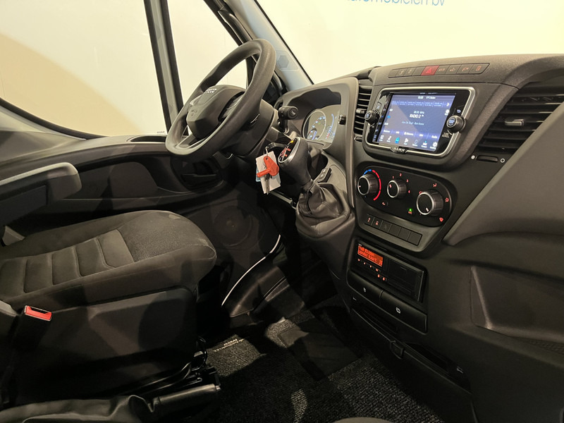 Iveco Daily 35S18 3.0 BE Clixtar Automaat Bakwagen met Laadklep / Laadvermogen 3.060 KG / Euro 6 / Luchtvering / Airco / Camera / CarPlay / Cruise Control / - Sadulveok: pilt 4 Iveco Daily 35S18 3.0 BE Clixtar Automaat Bakwagen met Laadklep / Laadvermogen 3.060 KG / Euro 6 / Luchtvering / Airco / Camera / CarPlay / Cruise Control / - Sadulveok: pilt 4