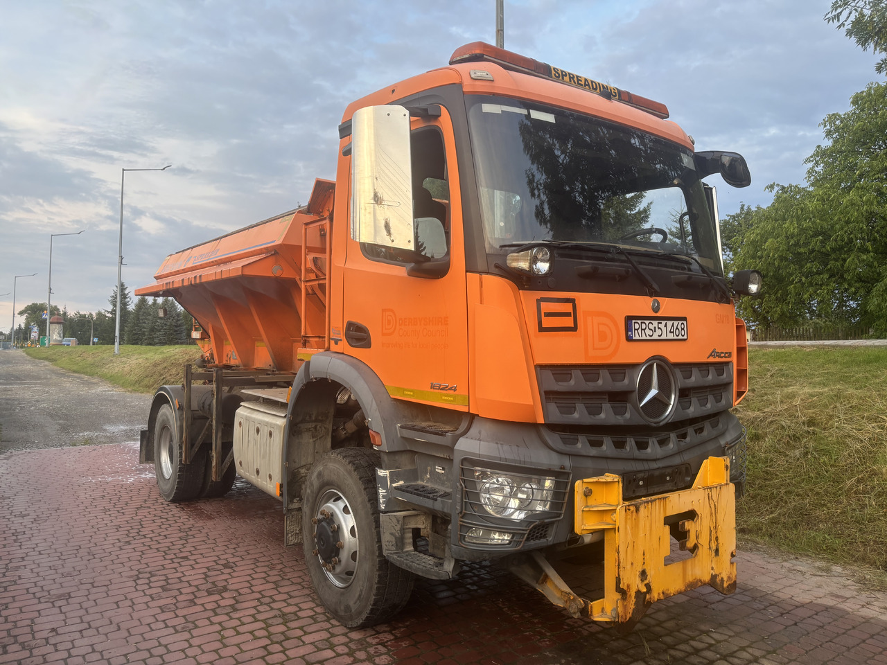 Mercedes AROCS 1824 4X4 GRITTER/SPREADER/PLOUGH - Lumekoristusmasina: pilt 1 Mercedes AROCS 1824 4X4 GRITTER/SPREADER/PLOUGH - Lumekoristusmasina: pilt 1