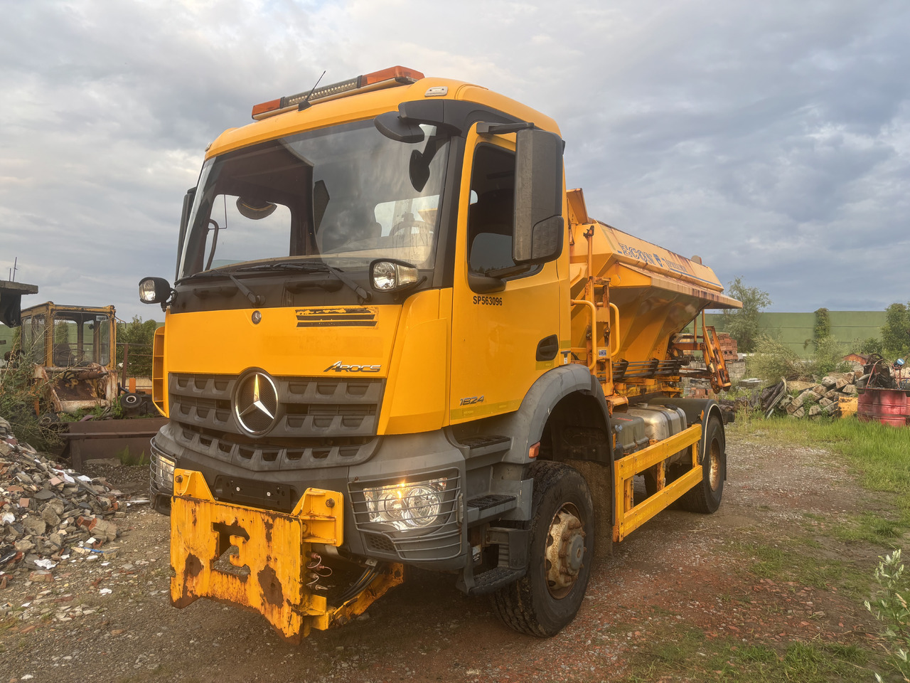 Mercedes AROCS 1824 4X4 GRITTER/SPREADER/PLOUGH - Lumekoristusmasina: pilt 4 Mercedes AROCS 1824 4X4 GRITTER/SPREADER/PLOUGH - Lumekoristusmasina: pilt 4