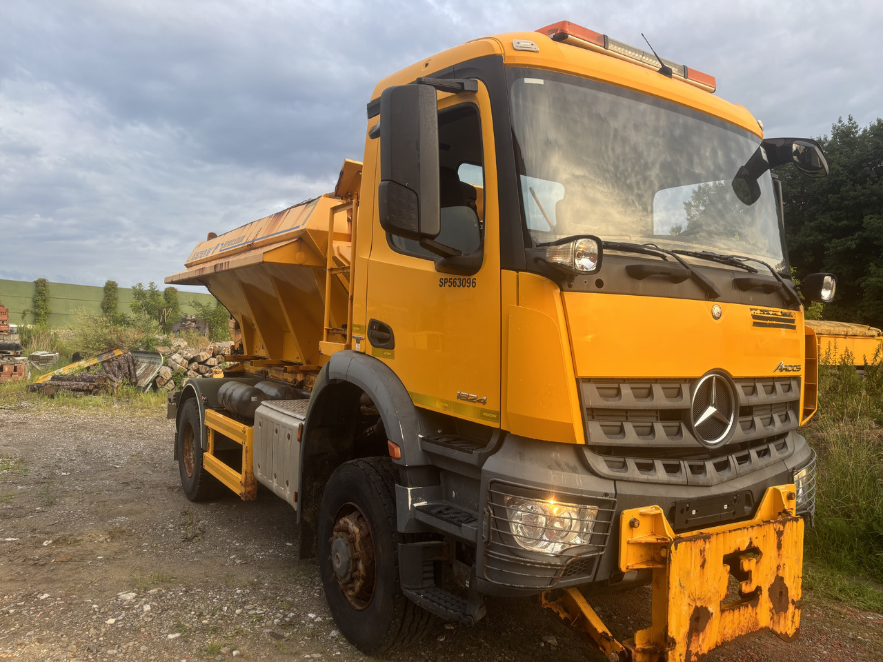 Mercedes AROCS 1824 4X4 GRITTER/SPREADER/PLOUGH - Lumekoristusmasina: pilt 3 Mercedes AROCS 1824 4X4 GRITTER/SPREADER/PLOUGH - Lumekoristusmasina: pilt 3