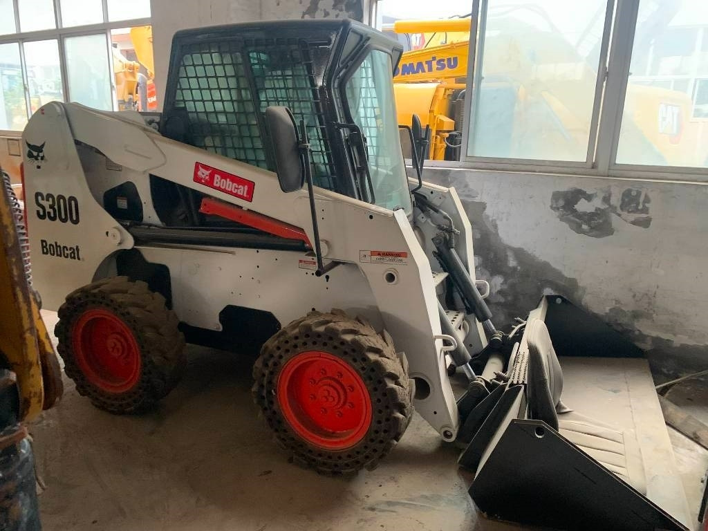 Bobcat S 300 - Kompaktlaadur: pilt 1 Bobcat S 300 - Kompaktlaadur: pilt 1