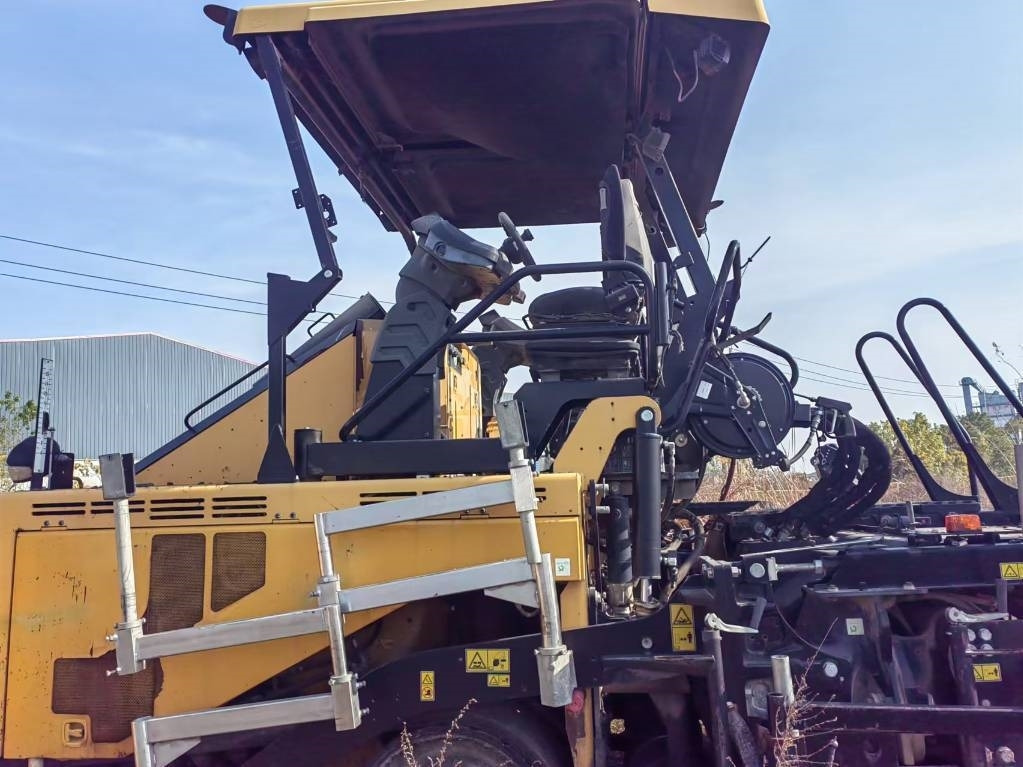 CAT AP655F - Asfaldilaotur: pilt 1 CAT AP655F - Asfaldilaotur: pilt 1