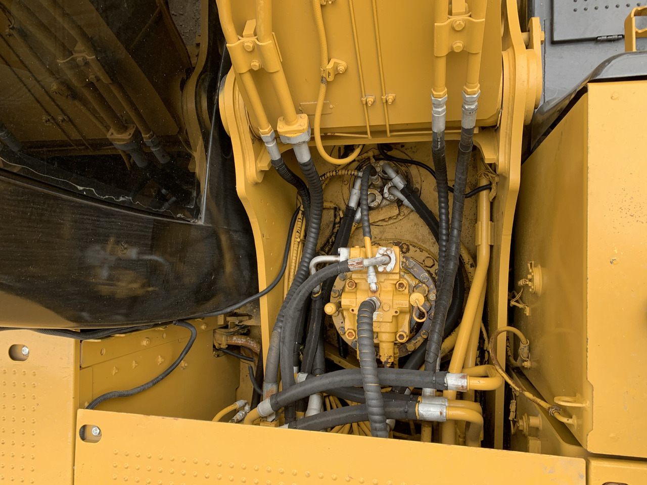 CATERPILLAR 320D2 - Ratastel ekskavaator: pilt 4 CATERPILLAR 320D2 - Ratastel ekskavaator: pilt 4