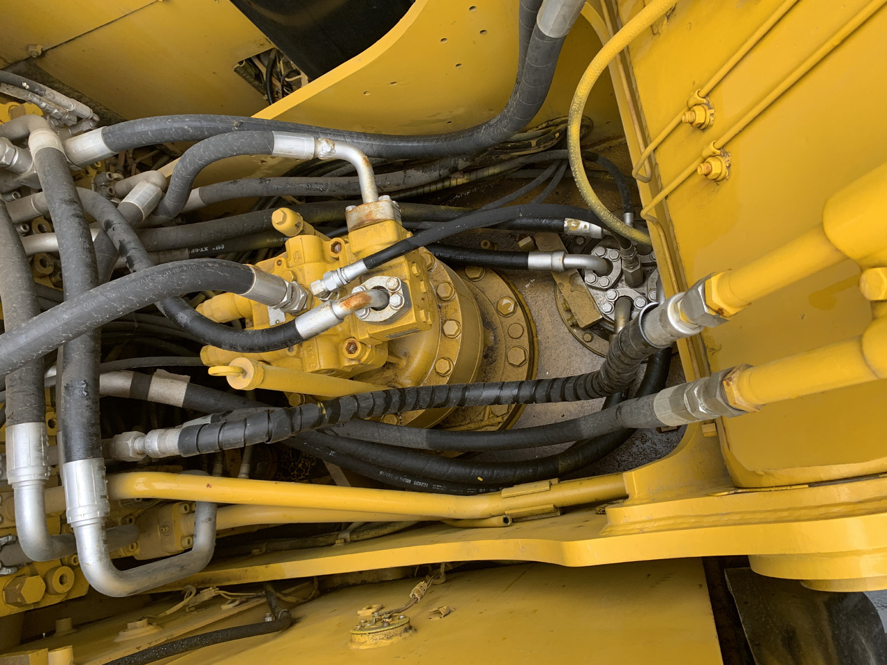 CATERPILLAR 323D2L - Ekskavaator: pilt 3 CATERPILLAR 323D2L - Ekskavaator: pilt 3