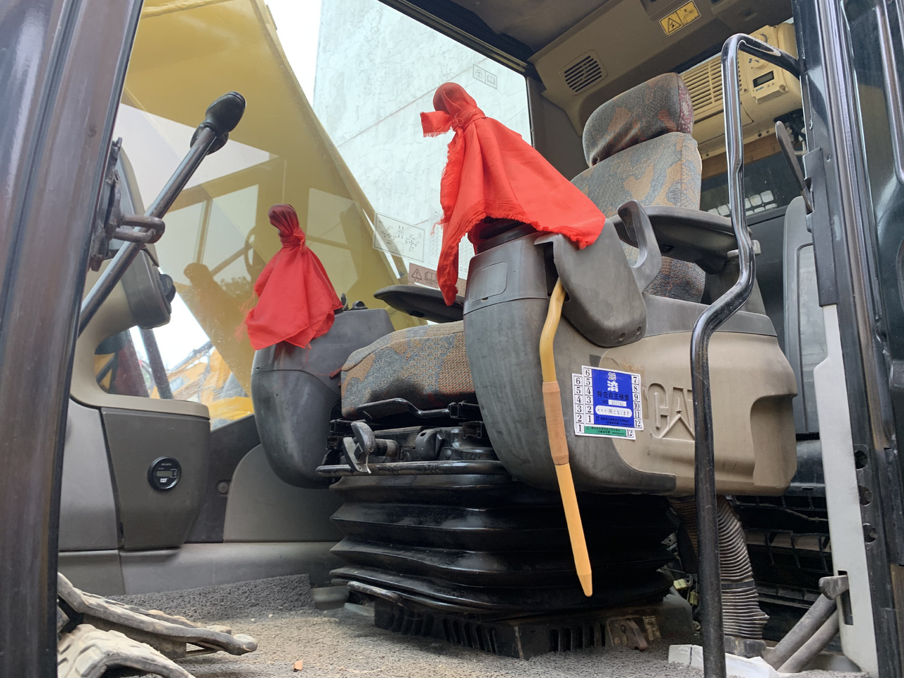 CATERPILLAR 323D2L - Ekskavaator: pilt 4 CATERPILLAR 323D2L - Ekskavaator: pilt 4