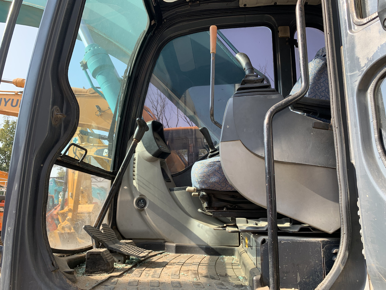 KOBELCO SK210LC-8 - Lintekskavaator: pilt 3 KOBELCO SK210LC-8 - Lintekskavaator: pilt 3