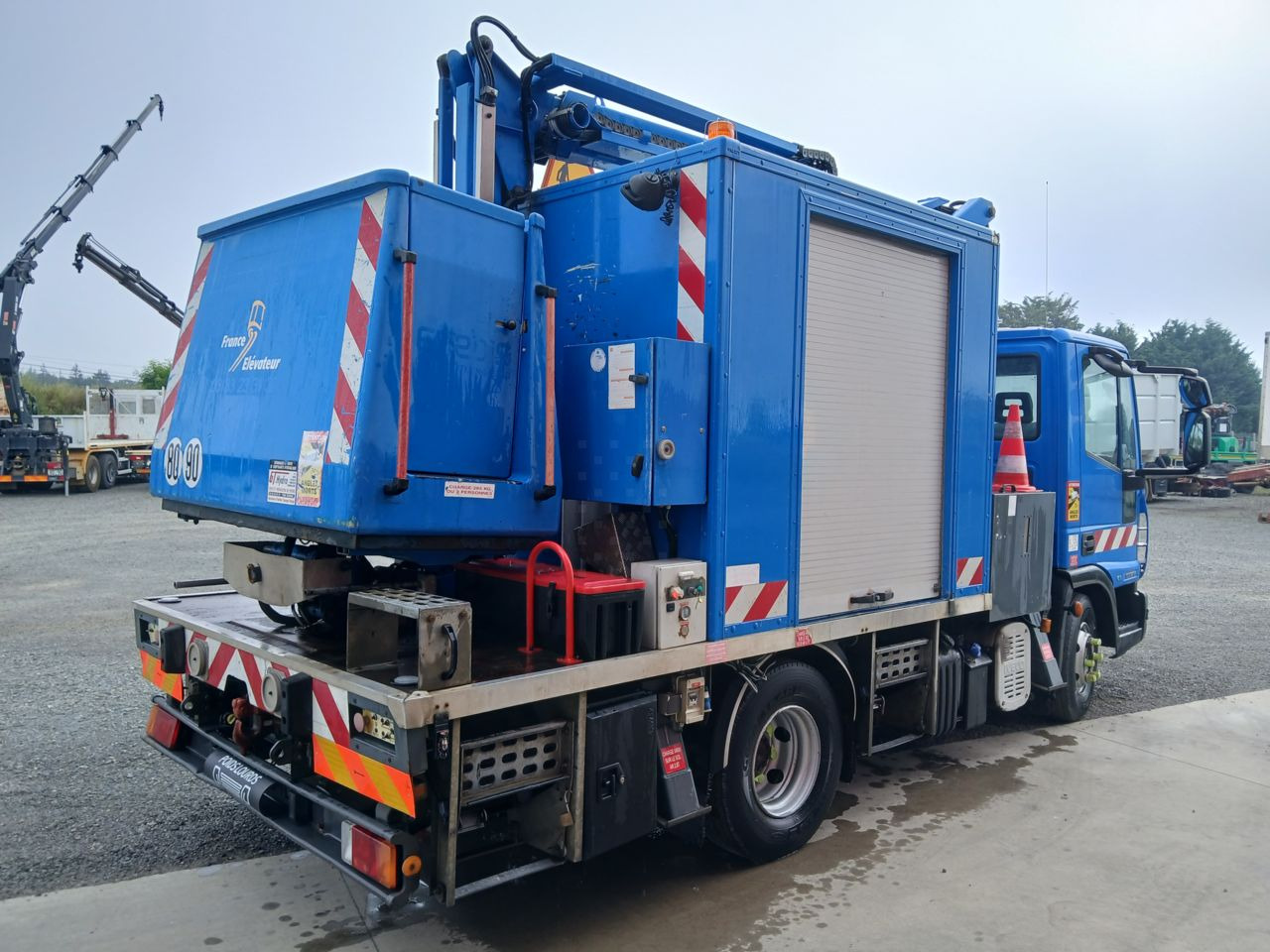 Iveco EUROCAGO 100E18 4x2 Others Truck - Veoautolt tõusev platvorm: pilt 4 Iveco EUROCAGO 100E18 4x2 Others Truck - Veoautolt tõusev platvorm: pilt 4