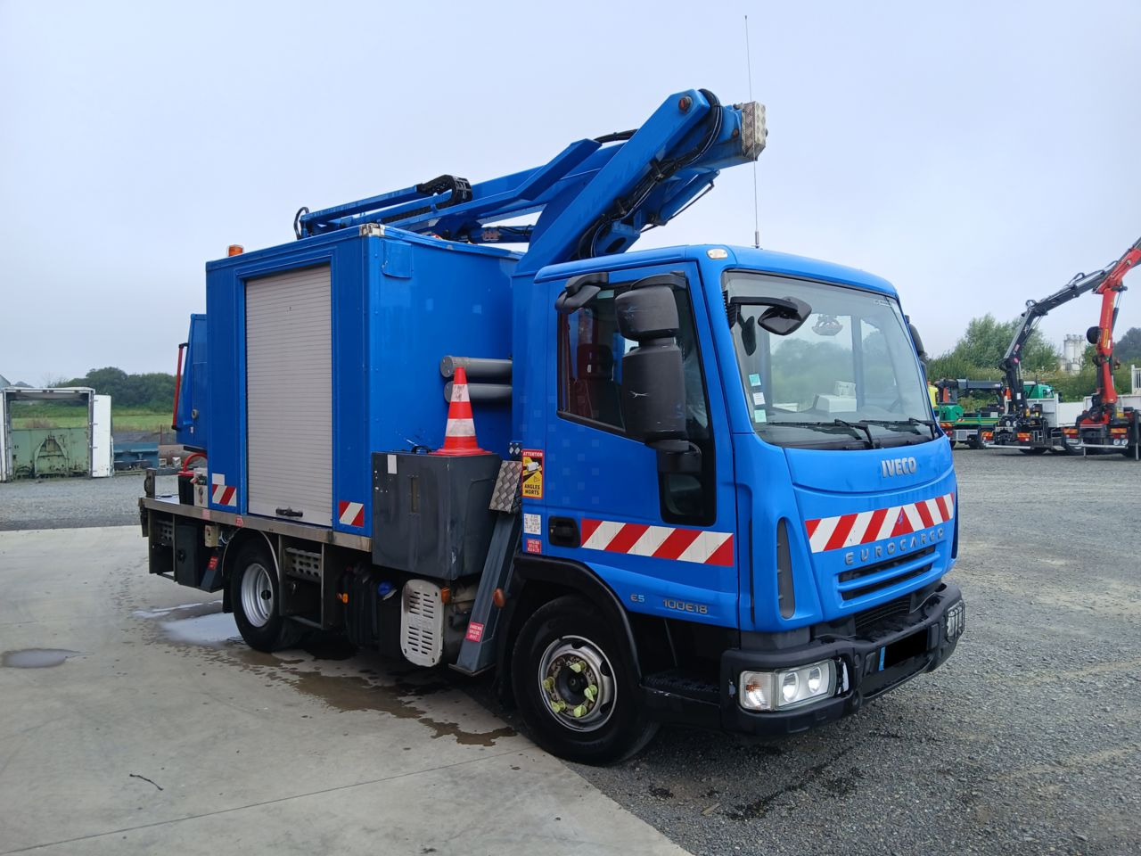 Iveco EUROCAGO 100E18 4x2 Others Truck - Veoautolt tõusev platvorm: pilt 3 Iveco EUROCAGO 100E18 4x2 Others Truck - Veoautolt tõusev platvorm: pilt 3