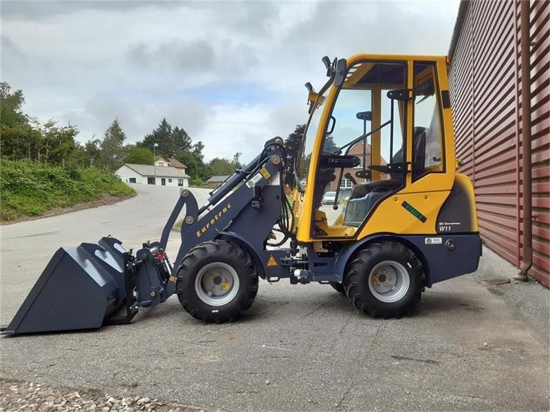 Eurotrac W11 med lang arm, førerhus, skovl og gafler - Minilaadur: pilt 3 Eurotrac W11 med lang arm, førerhus, skovl og gafler - Minilaadur: pilt 3