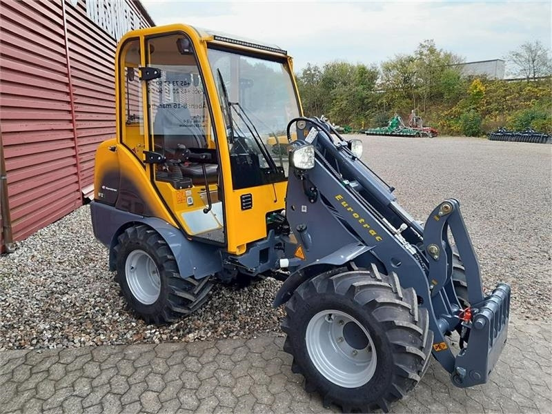 Eurotrac W12S med førerhus, skovl og gafler - Minilaadur: pilt 3 Eurotrac W12S med førerhus, skovl og gafler - Minilaadur: pilt 3