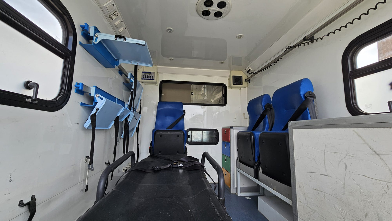 Tarbesõiduk LAND ROVER Défender Ambulance: pilt 12