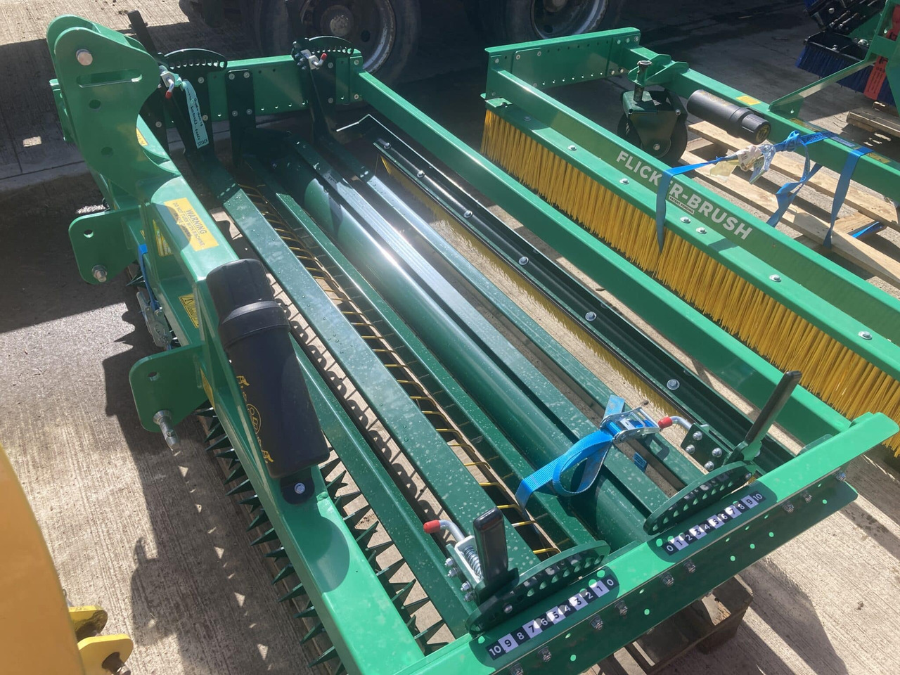 Greentek 1.8m Quattro Quick turf groomer - Hari - Põllutööseade: pilt 4 Greentek 1.8m Quattro Quick turf groomer - Hari - Põllutööseade: pilt 4