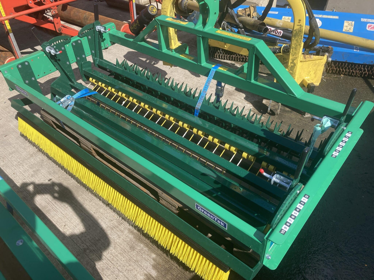 Greentek 1.8m Quattro Quick turf groomer - Hari - Põllutööseade: pilt 1 Greentek 1.8m Quattro Quick turf groomer - Hari - Põllutööseade: pilt 1