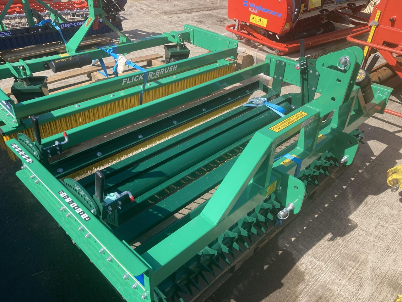 Greentek 1.8m Quattro Quick turf groomer - Hari - Põllutööseade: pilt 3 Greentek 1.8m Quattro Quick turf groomer - Hari - Põllutööseade: pilt 3