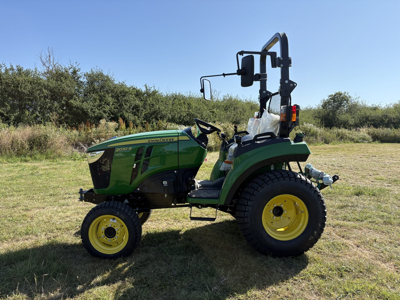John Deere 2032R Compact Tractor - Väiketraktor: pilt 1 John Deere 2032R Compact Tractor - Väiketraktor: pilt 1