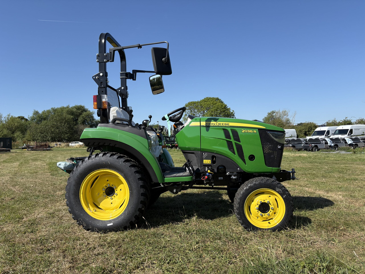 John Deere 2038R Compact Tractor - Väiketraktor: pilt 4 John Deere 2038R Compact Tractor - Väiketraktor: pilt 4