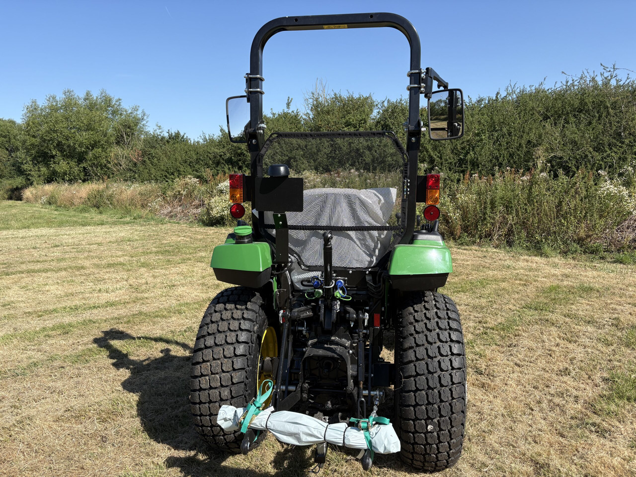 John Deere 2038R Compact Tractor - Väiketraktor: pilt 4 John Deere 2038R Compact Tractor - Väiketraktor: pilt 4