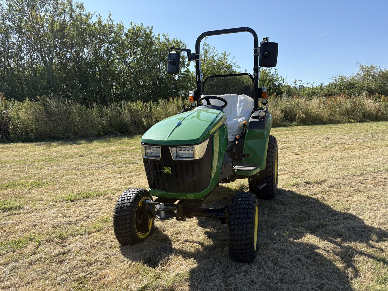 John Deere 2038R Compact Tractor - Väiketraktor: pilt 3 John Deere 2038R Compact Tractor - Väiketraktor: pilt 3