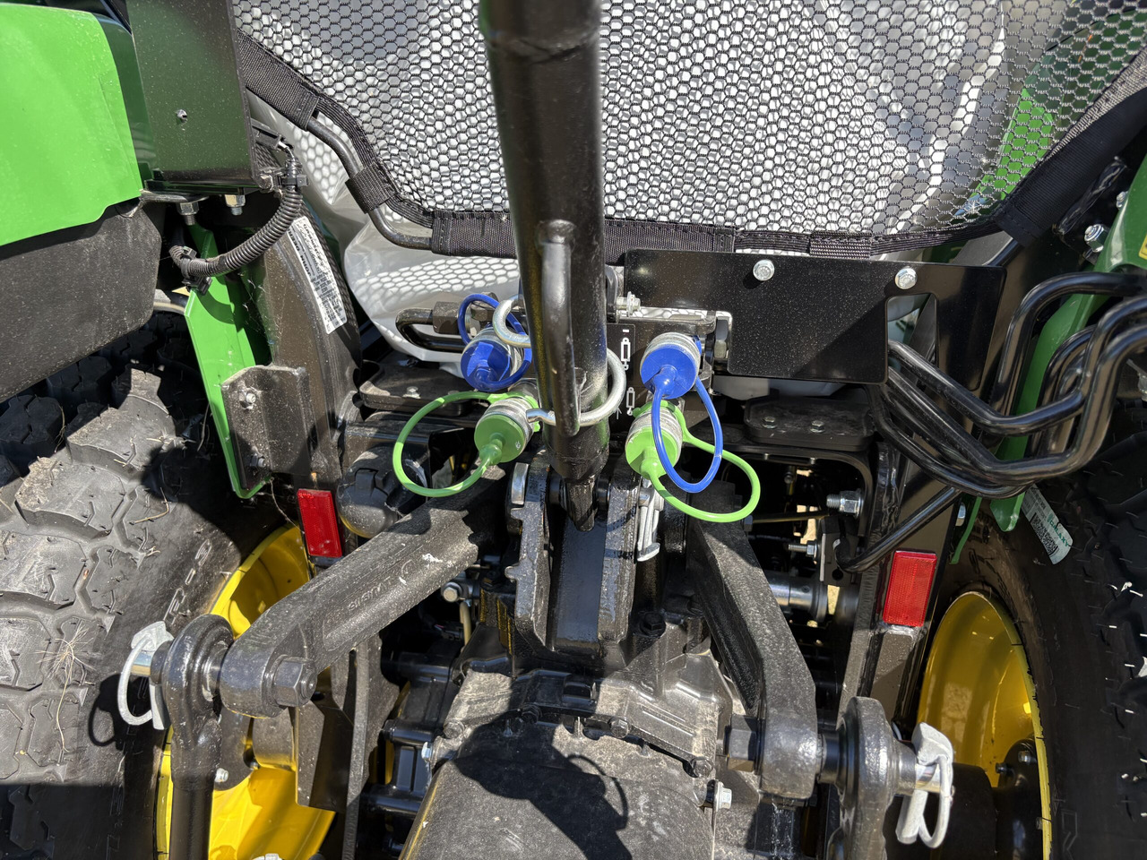John Deere 2038R Compact Tractor - Väiketraktor: pilt 5 John Deere 2038R Compact Tractor - Väiketraktor: pilt 5