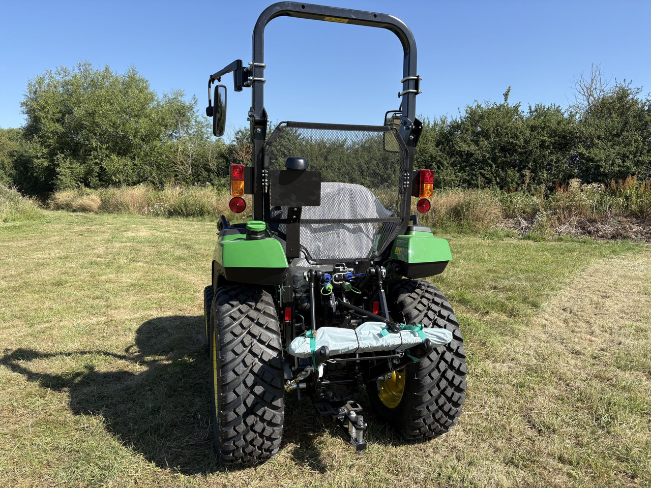 John Deere 2038R Compact Tractor - Väiketraktor: pilt 3 John Deere 2038R Compact Tractor - Väiketraktor: pilt 3