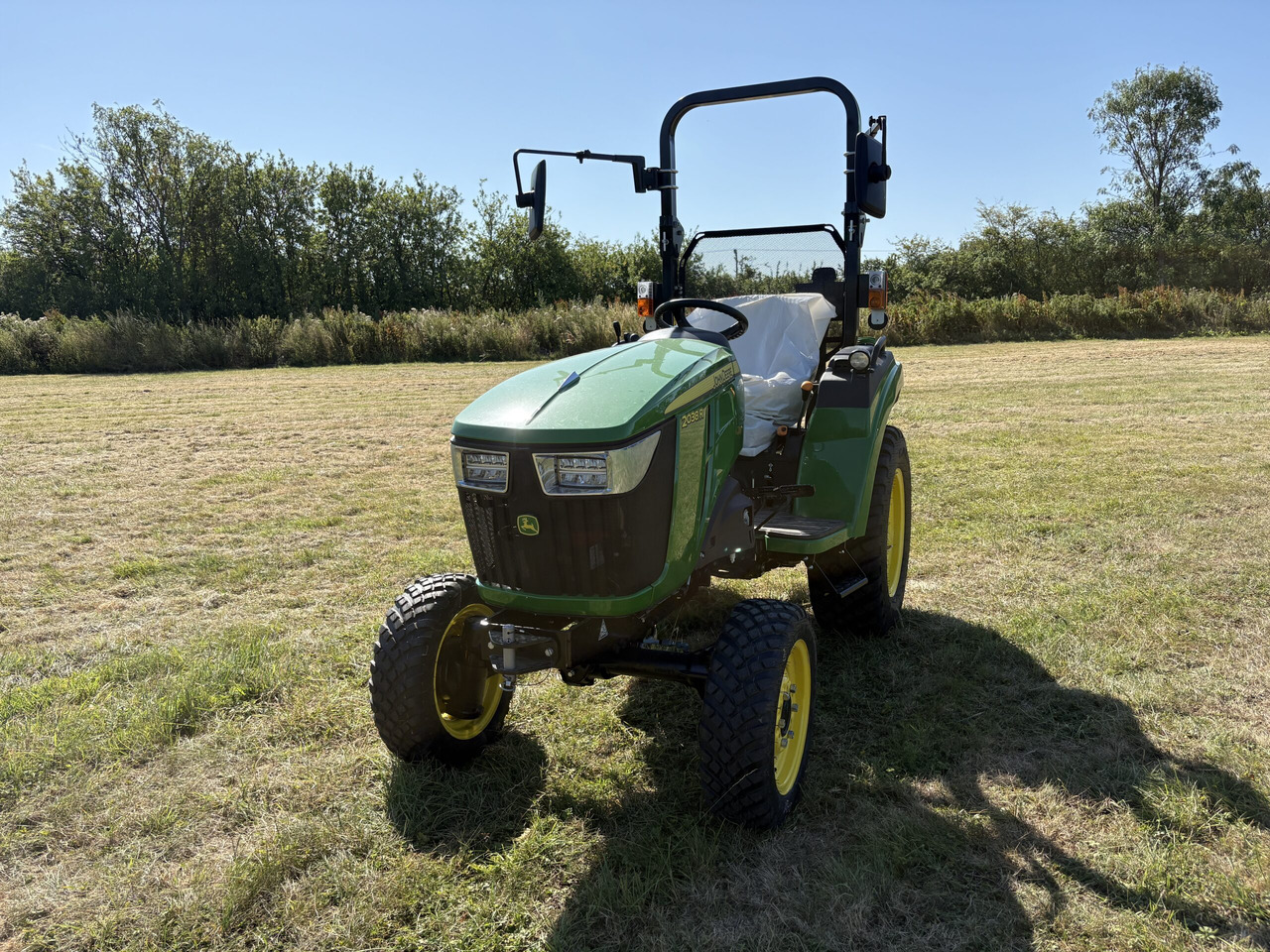John Deere 2038R Compact Tractor - Väiketraktor: pilt 2 John Deere 2038R Compact Tractor - Väiketraktor: pilt 2