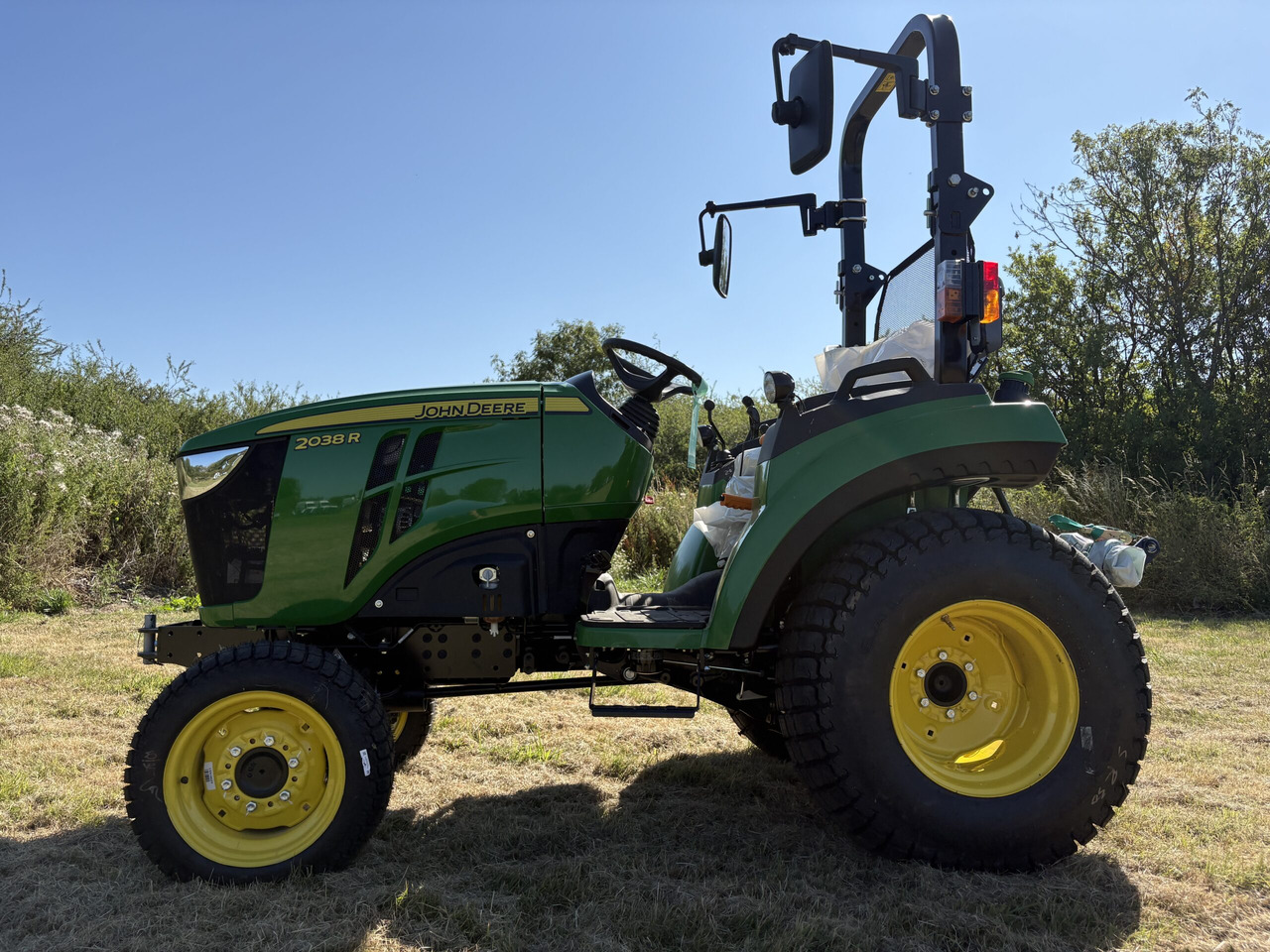 John Deere 2038R Compact Tractor - Väiketraktor: pilt 1 John Deere 2038R Compact Tractor - Väiketraktor: pilt 1