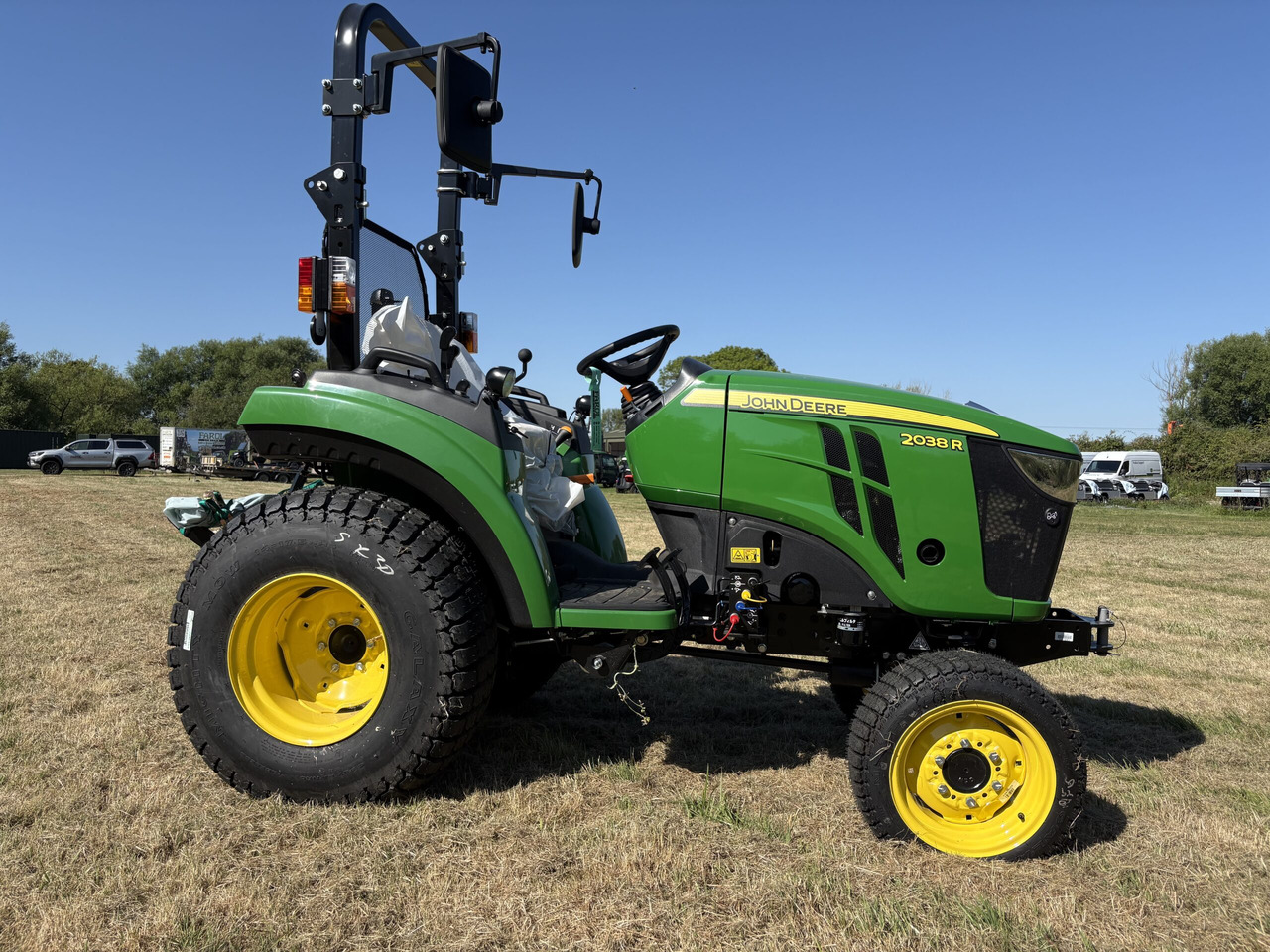 John Deere 2038R Compact Tractor - Väiketraktor: pilt 2 John Deere 2038R Compact Tractor - Väiketraktor: pilt 2