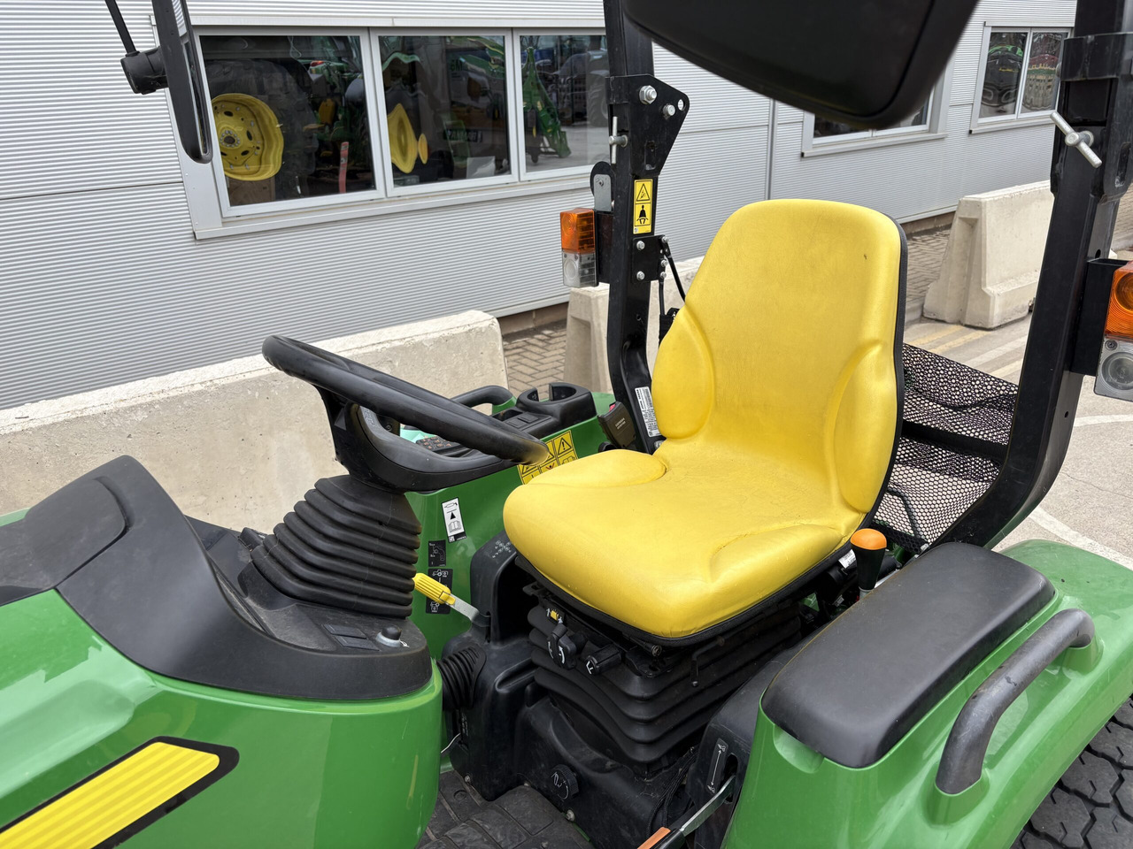 John Deere 3039R Compact Tractor - Väiketraktor: pilt 2 John Deere 3039R Compact Tractor - Väiketraktor: pilt 2